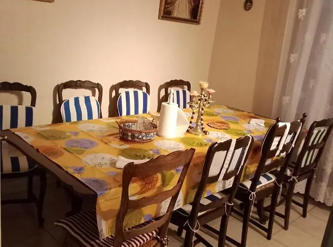 Дом отдыха Maison Confortable A Avec Jardin Cloture Монлюсон